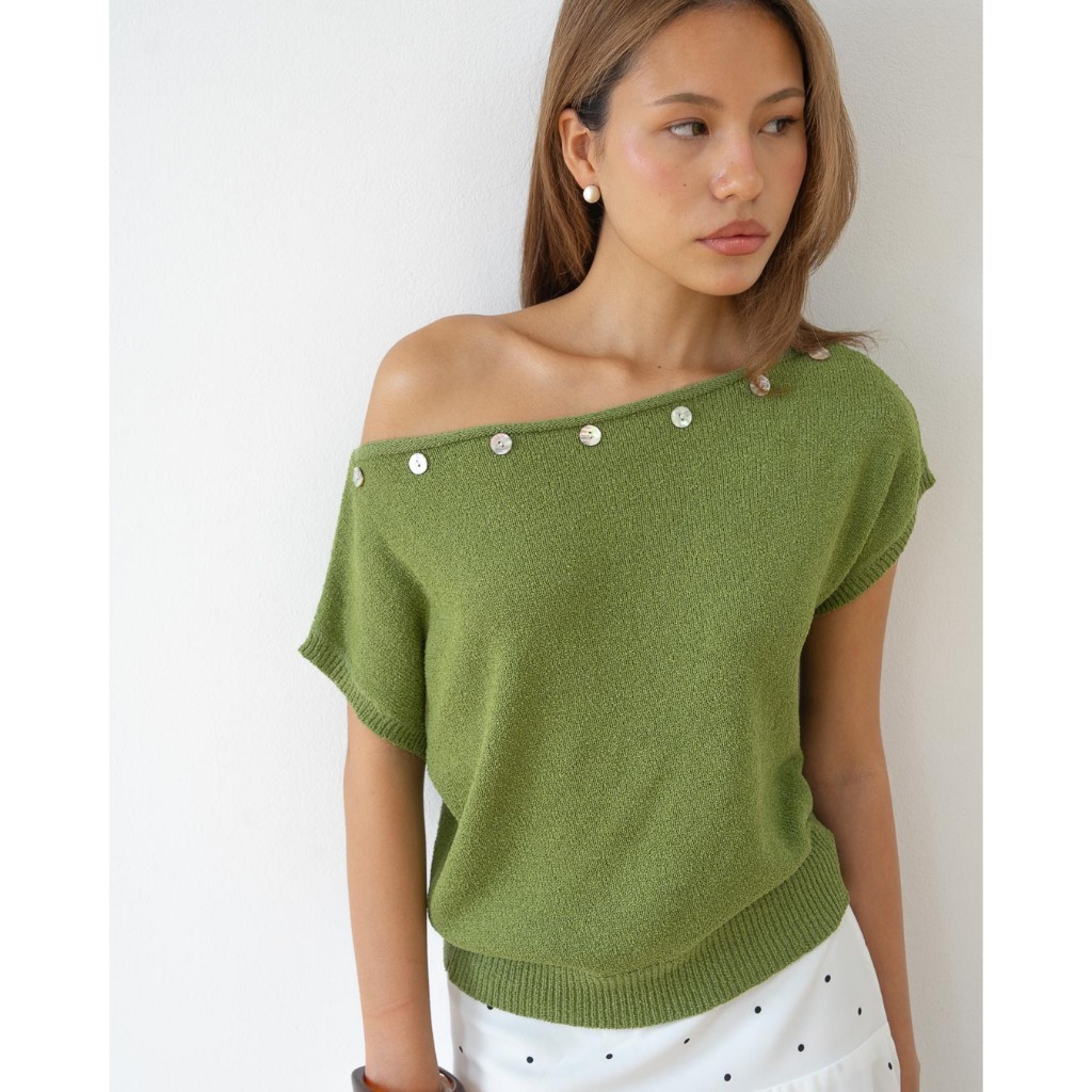 CUPPA - SUNSET Off-Shoulder Top (3 สี) เสื้อไหมพรมปาดไหล่ ดีเทลกระดุมประดับด้านหน้า เนื้อผ้ามีเทกซ์เจอร์ ทิ้งตัว ใส่สบาย