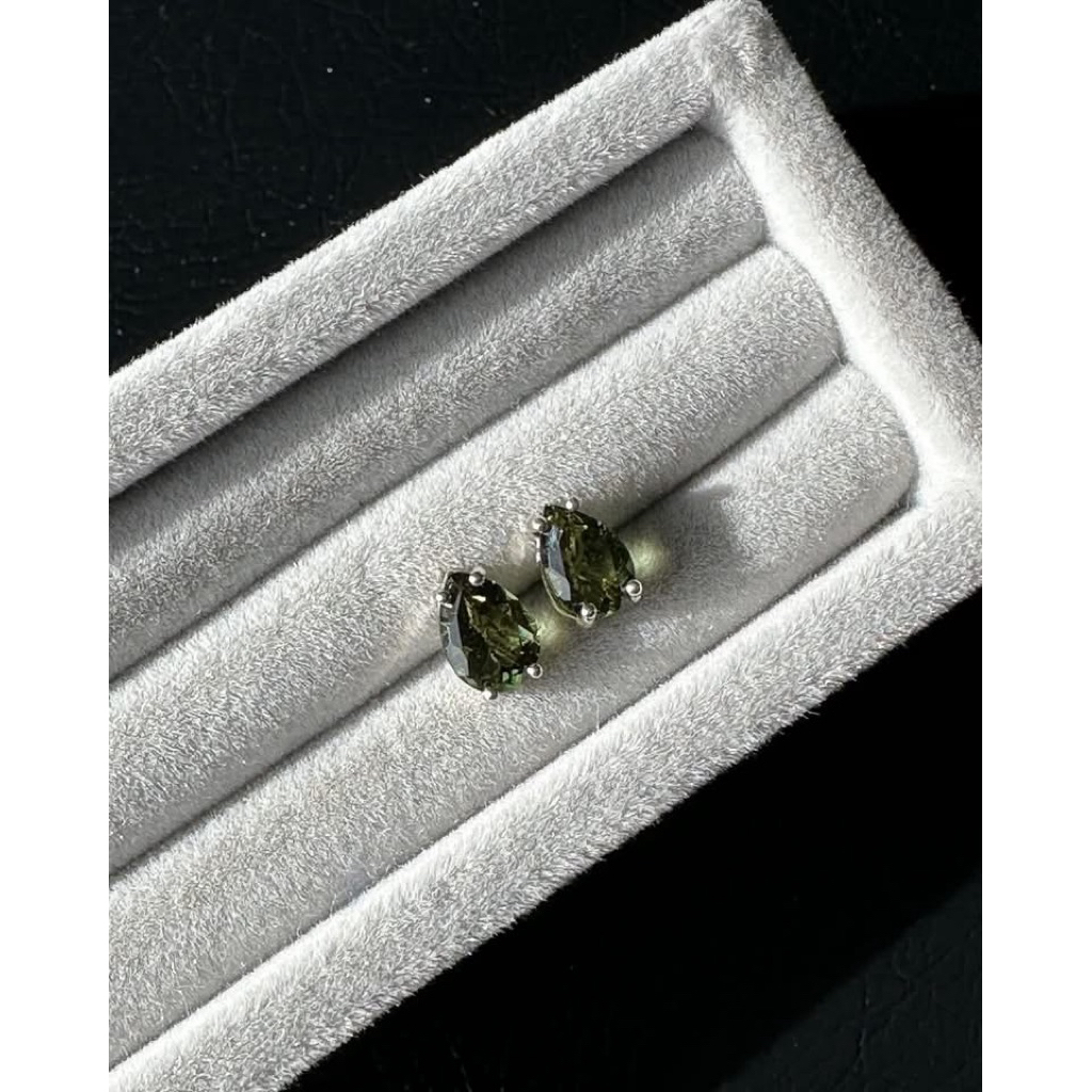 Moldavite Earrings ☄️💚  ต่างหู Moldavite ตัวเรือนเงิน ทรงหยดน้ำแบบเจียรนัย จากประเทศ Czech Republic 