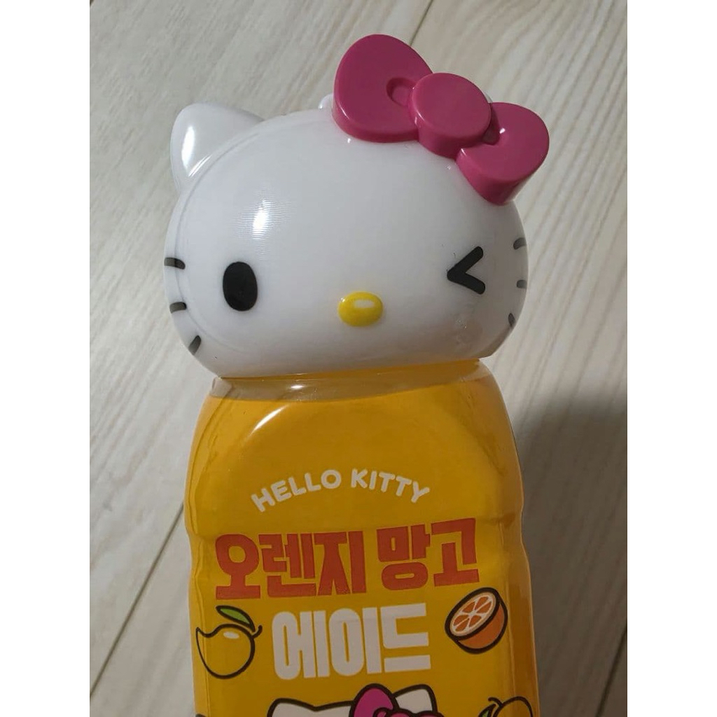 Hello Kitty-themed drinks from 7-11 น้ำผลไม้พร้อมฝาสุดน่ารักที่สามารถนำมาทำเป็นพวงกุญแจได้ รสชาติน้ำมะม่วงส้ม ราคาถูก Shopee Lazada