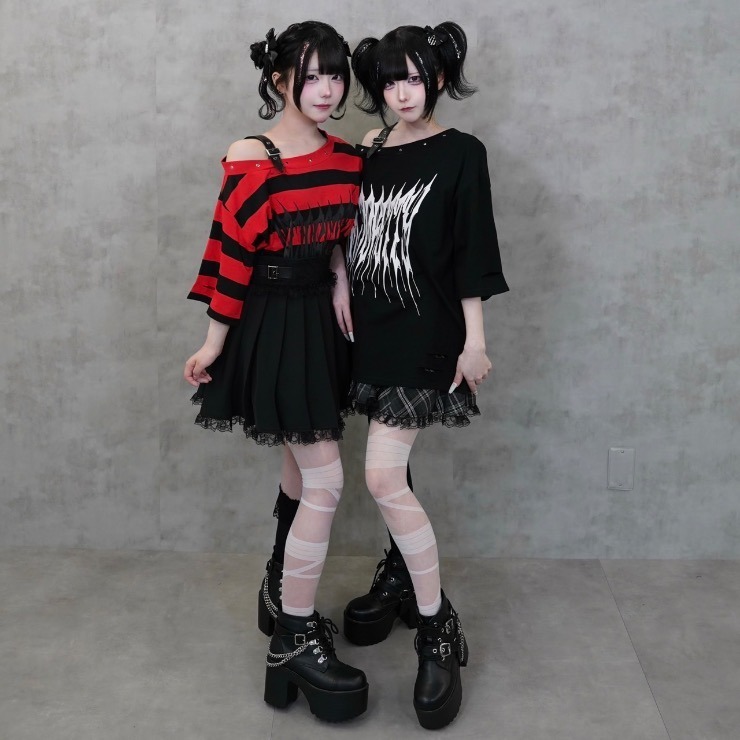 Majoretty - เสื้อยืดเปิดไหล่ แต่งหมุด ลุคสตรีทสายดาร์ก