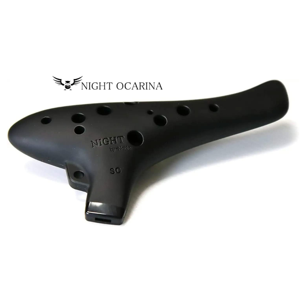 โอคาริน่ารุ่น NIGHT จาก Noble Ocarina ทำจากพลาสติก SC สีดำ เคลือบยาง ขนาด 1.0 x 5.9 x 3.0 นิ้ว (25 x