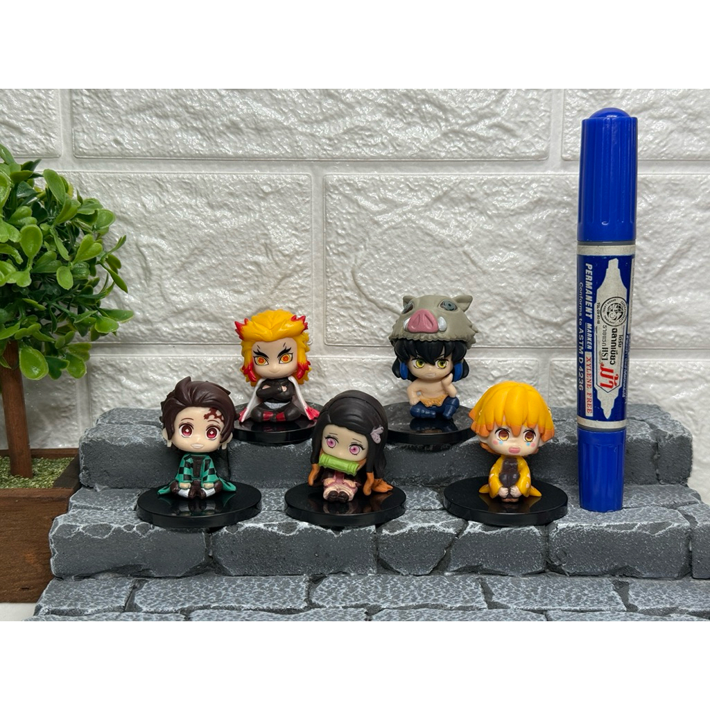 โมเดลดาบพิฆาตอสูรท่านั่ง 1ชุด มี 5 ตัว ขนาดเล็กสูง 5cm (พร้อมส่งในไทย)
