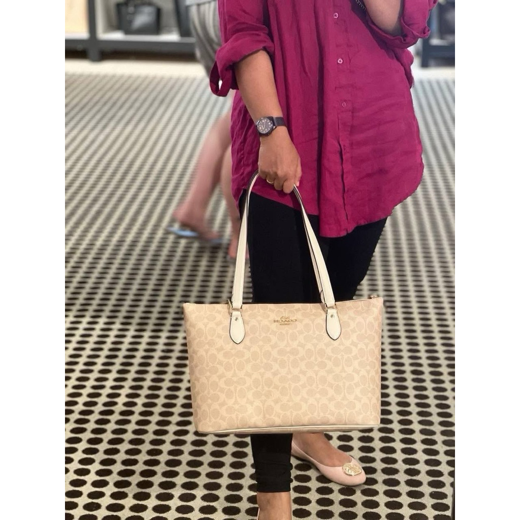 พร้อมส่ง ✅✅   Gallery #Tote Bag In Signature Canvas Style No. CW381 ขนาด 14 1/2" (L) x 9 3/4"(H) x 6