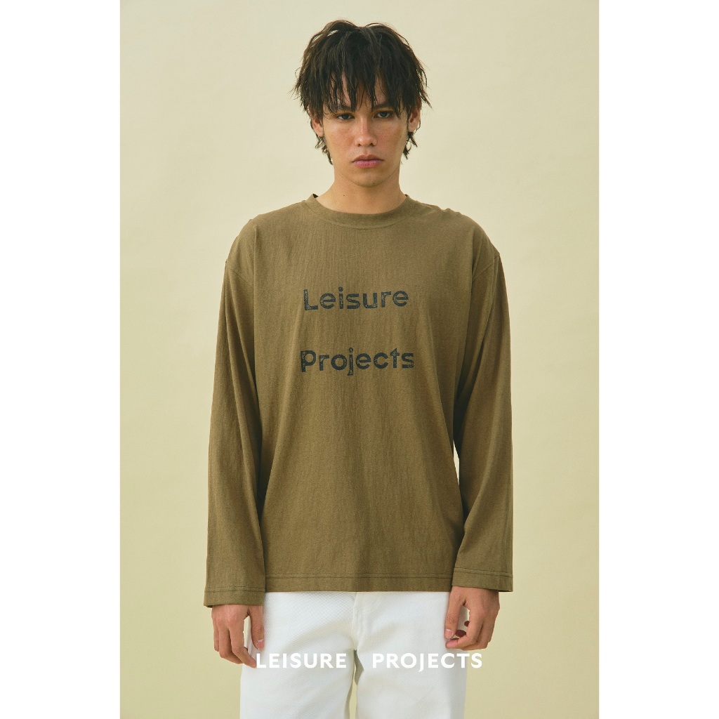 (Leisure Projects) CRACK LEISURE LOGO TEE เสื้อเเขนยาวผ้าทอลายสลาฟ มี texture และลวดลายเส้นด้ายหนา-บางทอสลับกันในตัว