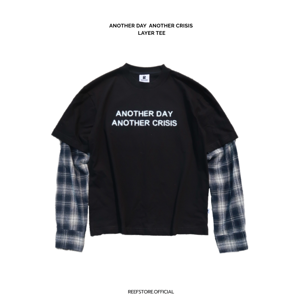 LAYER TEE - ANOTHER DAY ANOTHER CRISIS เสื้อยืดทรงBOXYแขนเชิ้ตสก๊อต สีดำ