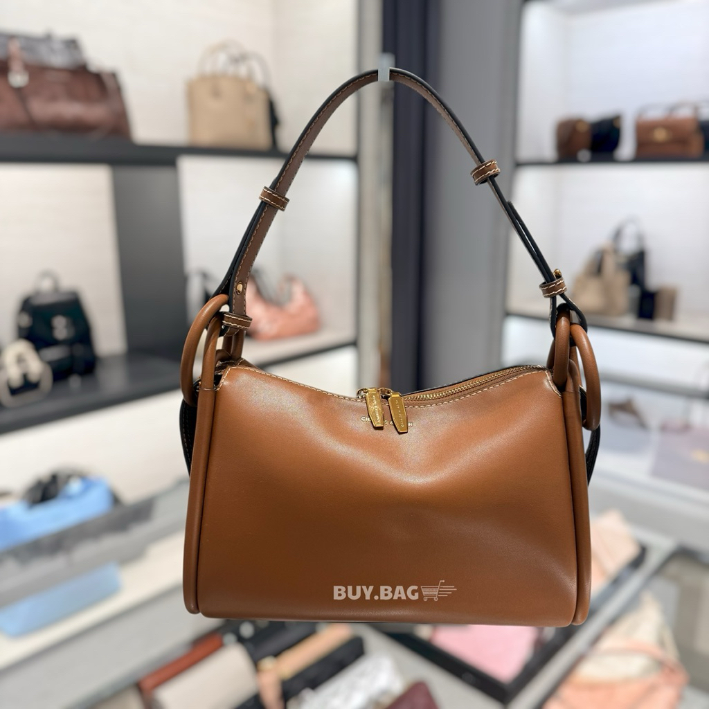 CHARLES & KEITH กระเป๋าสะพายไหล่ทรงนุ่มดีเทลสายกลม รุ่น Lyla