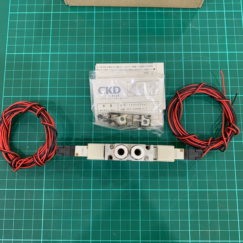 คือโซลินอยด์วาล์ว รหัส CKD 4GA229-C6-E23H-3, 24vdc 5/2 ควบคุมทิศทางลมแบบ 5 พอร์ต 2 ตำแหน่ง (5/2 Way)