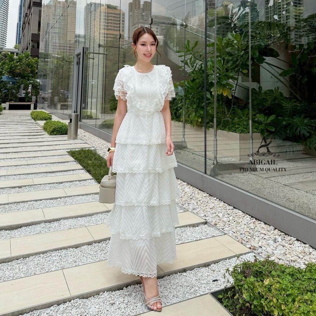 เดรสยาวผ้าลูกไม้ฉลุ ดีไซน์คอผูกโบว์แขนระบายลูกไม้ กระโปรงเล่นเลเยอร์ชั้นๆ แบบระบายรอบตัว เพิ่มวอลลุ่