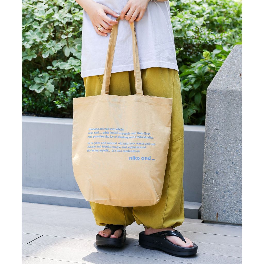 niko and ... กระเป๋าโท้ต พับเก็บได้ Logo Packable Tote Bag