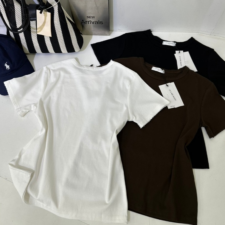 🤍 A1069 เสื้อเบสิคทรงสวย งานมินิมอลใส่ง่ายมาก ดีเทลขอบหยักเล็กๆ เพิ่มความน่ารักแบบละมุน ✨ ผ้านิ่ม ยืดได้เยอะ ใส่สบาย