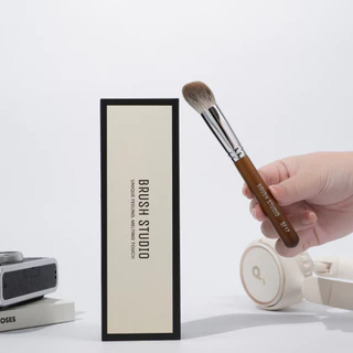 BRUSH STUDIO SF17 Silver Fox All-Angle Brush แปรงอเนกประสงค์ขนจิ้งจอกเงิน