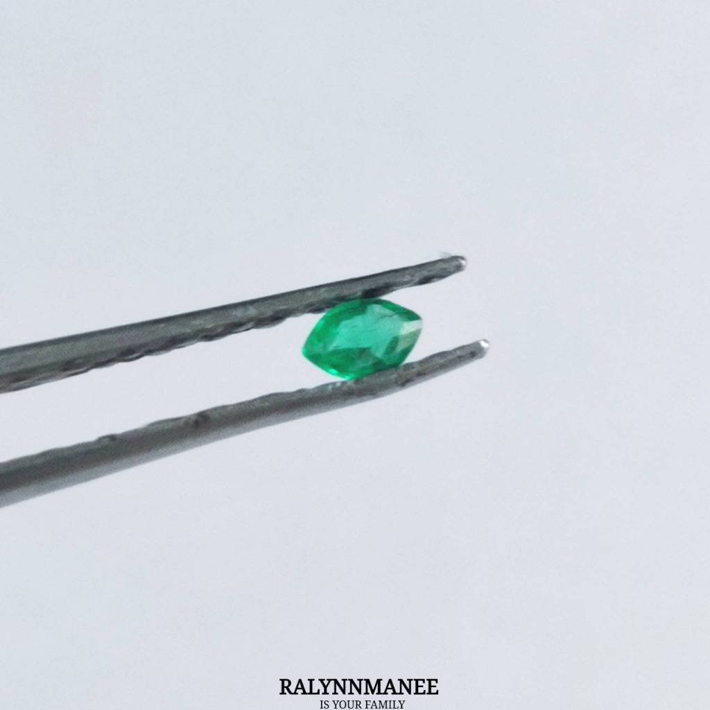 พลอยมรกตแท้ ( Natural Emerald ) ขนาดพลอย 3 x 1.8 มิล ต้องการใบเซอร์ +250 บ. สอบถามเพิ่มเติมทางข้อความได้ค่ะ