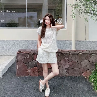 Swan shop ชุดเซ็ตเสื้อลูกไม้ถักโครเชต์สีครีม + กางเกงขาสั้น เอวสม็อค ทรงหลวม ใส่สบาย ลุคคาเฟ่/เที่ยวทะเล สไตล์เกาหลี