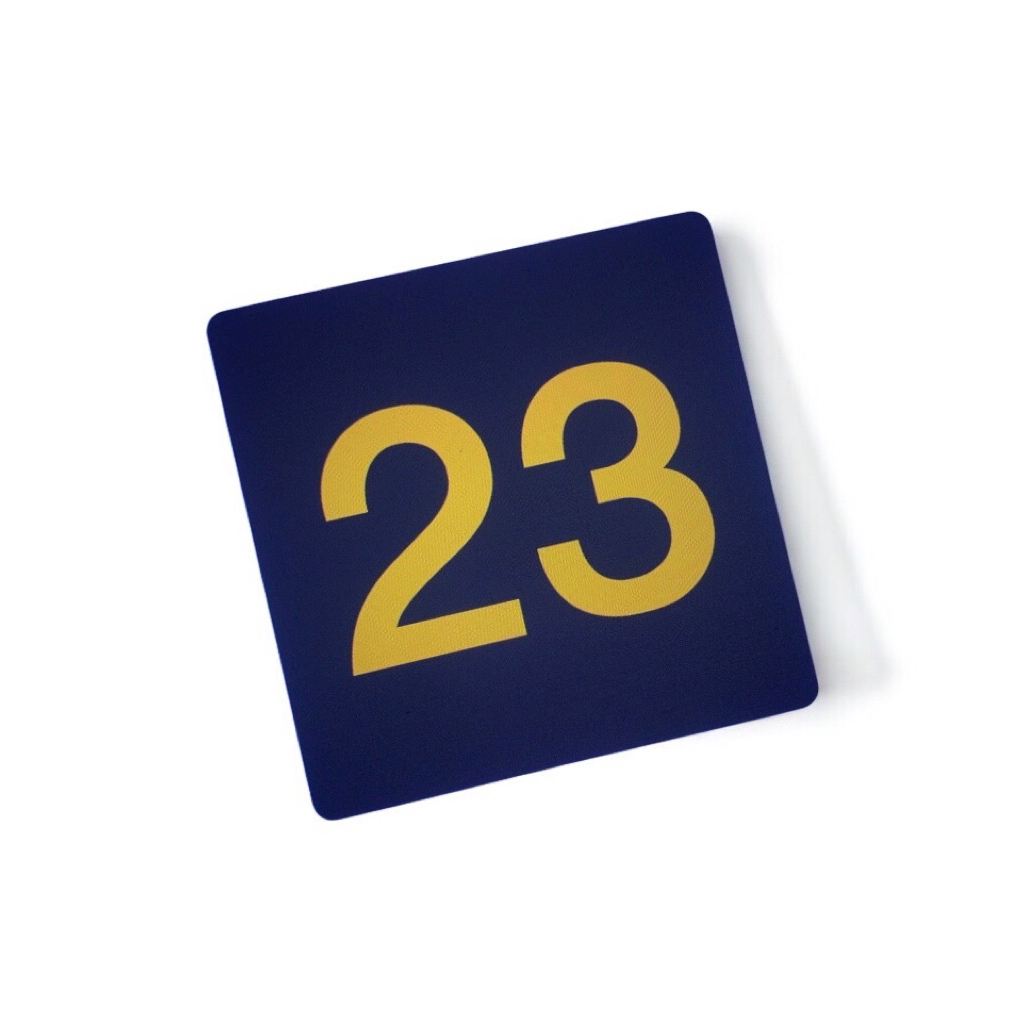 ป้ายขนาด 20x20 ซม. พื้นอะคริลิคสีเทา ตัวเลขสแตนเลสแฮร์ไลน์สีทองสูง 10 ซม. 2 ตัว
