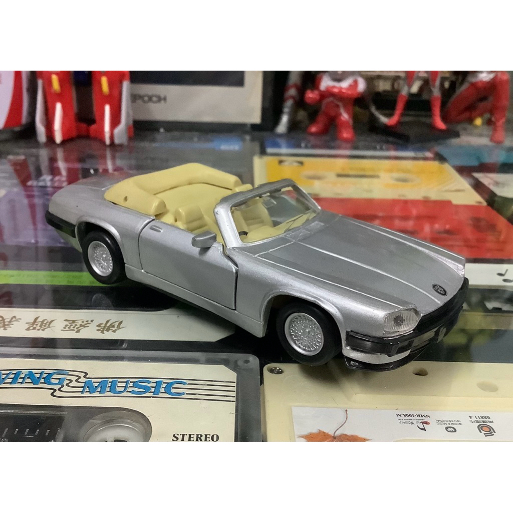 โมเดลรถเหล็กมือสอง 1/40 maisto : jaguar xjs V12 convertible สภาพเดิมบาง  ความยาวประมาณ 11.5cm. มีริ้