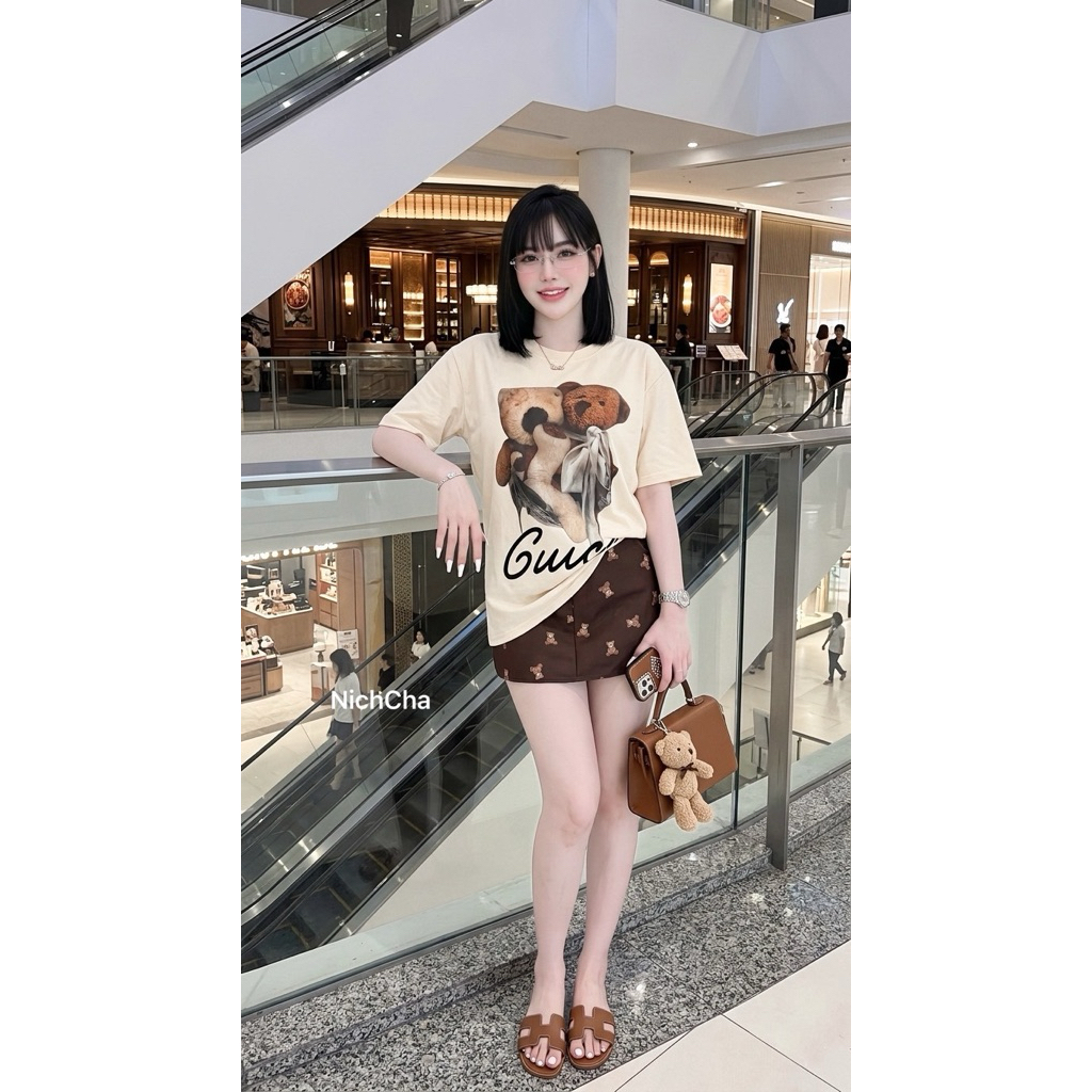 ชุดเซท 2 ชิ้น เสื้อยืดผ้ายูนิโคล่โอเวอไซต์ กระโปรงซิปหน้า มีกระเป๋า สม็อหลัง