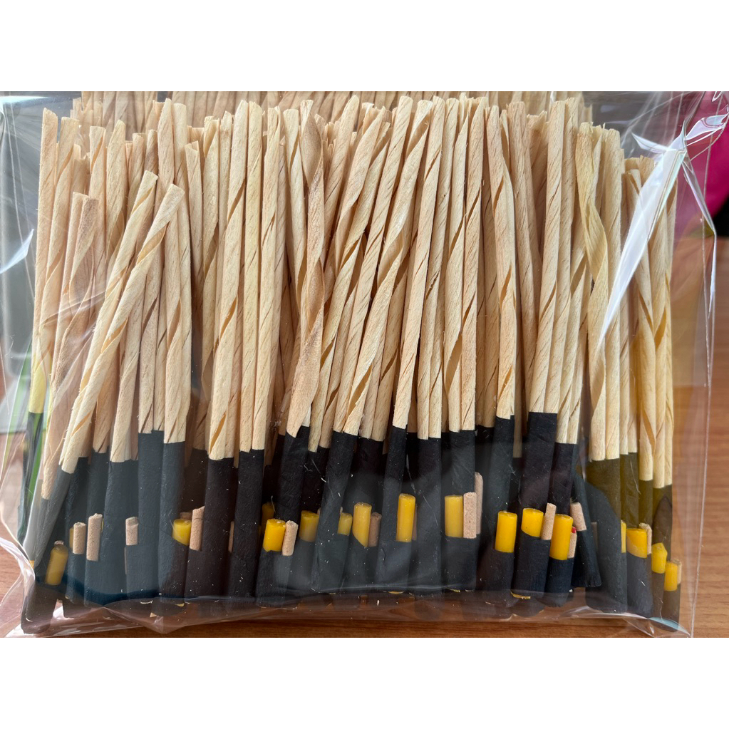 ก้านธูปเทียนสำเร็จรูปสำหรับใช้ทำดอกไม้จันทร์หนึ่งมัดมี100ชิ้น