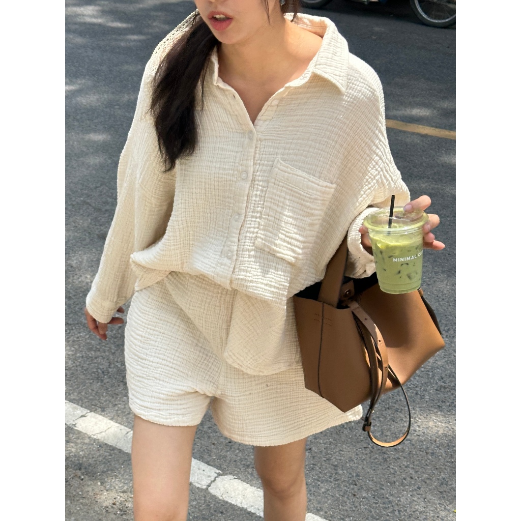 OLIVEE.co : Cotton Signature Collection  ชุดเซ็ตเสื้อเชิร์ตแขนยาวและกางเกงขาสั้นผ้าฝ้ายอัดย่น 3 ชั้นนุ่มพิเศษ