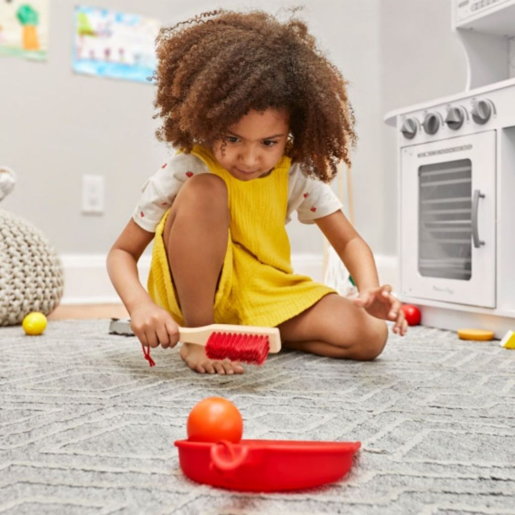 Melissa & Doug طقم تنظيف لعبة مع مكنسة وحامل — صورة 4