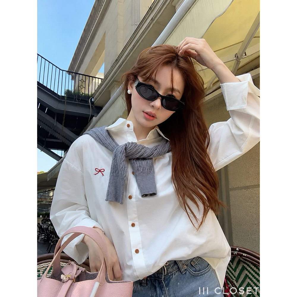 เสื้อเชิ้ตโปโล lll FreeSize lll  IT137 แขนยาว กระดุมหน้าสีน้ำตาลเข้ม ปักลายโบว์ที่หน้าอก ผ้าไหมอิตาลี