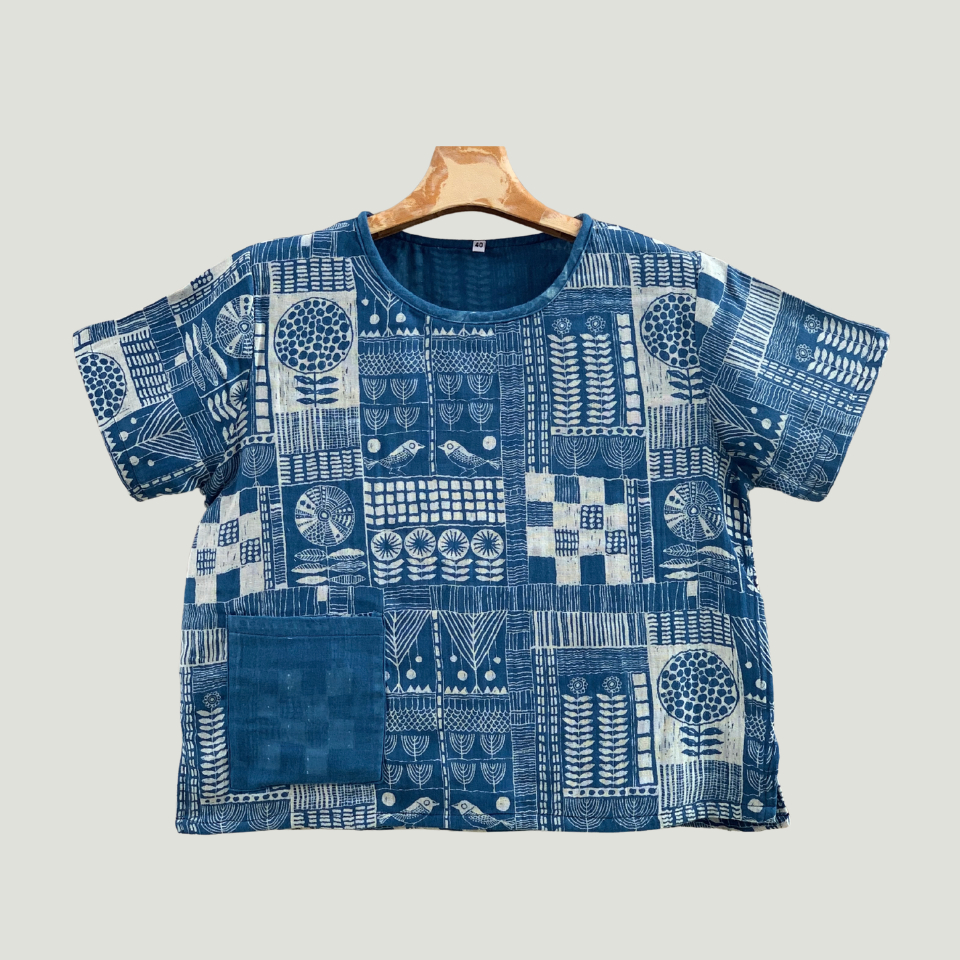 เสื้อคอกลม ผ้าฝ้ายสาลูริ้ว ย้อนคราม กัดลาย ทรงสวยน่ารัก ใส่สบายใส่แล้วไม่ร้อน เนื้อผ้านิ่มๆนุ่มๆ ดูมินิมอลสุดๆเลยจ้าว