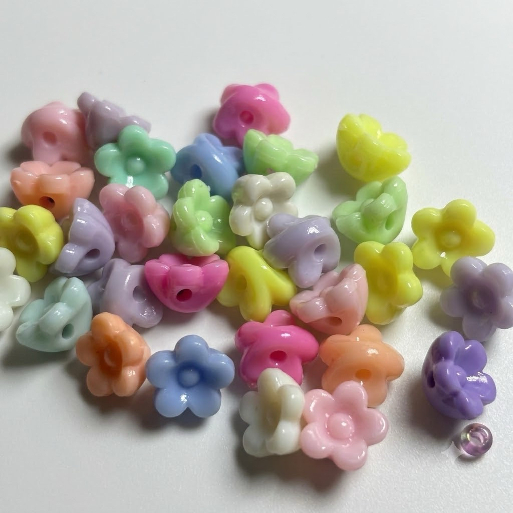 ลูกปัดคละสีพาสเทล ลายดอกไม้ร้อยข้าง 10 มิล คละสี (ถุงละ 30 เม็ด)