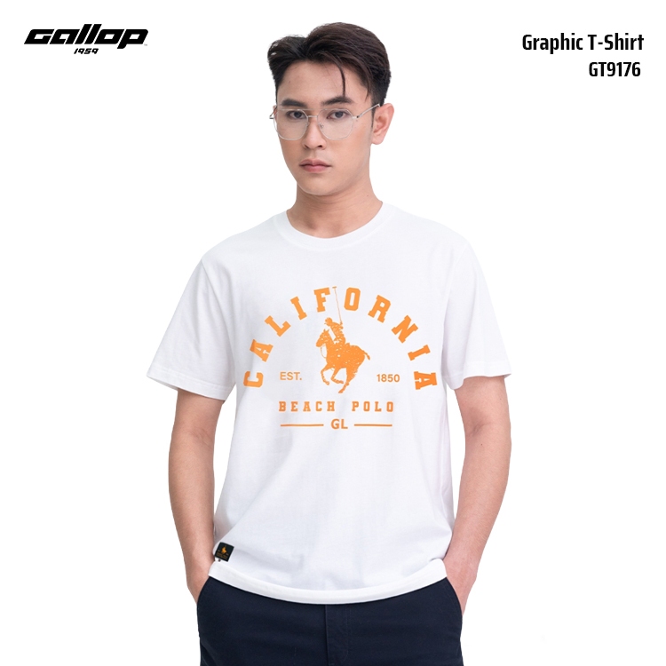GALLOP Men’s Graphic T-Shirt เสื้อยืดคอกลมลายกราฟิก ทรง Regular Fit (GT9176)