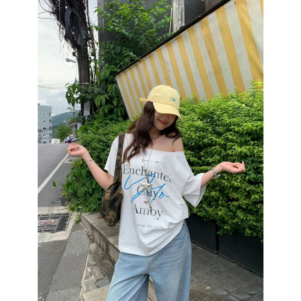 เสื้อยืดเปิดไหล่ ผู้หญิง เสื้อโอเวอร์ไซซ์ สีขาว ลายอังกฤษ เส้นกราฟิกสีน้ำเงิน ผ้าโพลีเอสเตอร์ ทรงหลวม สไตล์เกาหลี Y2K
