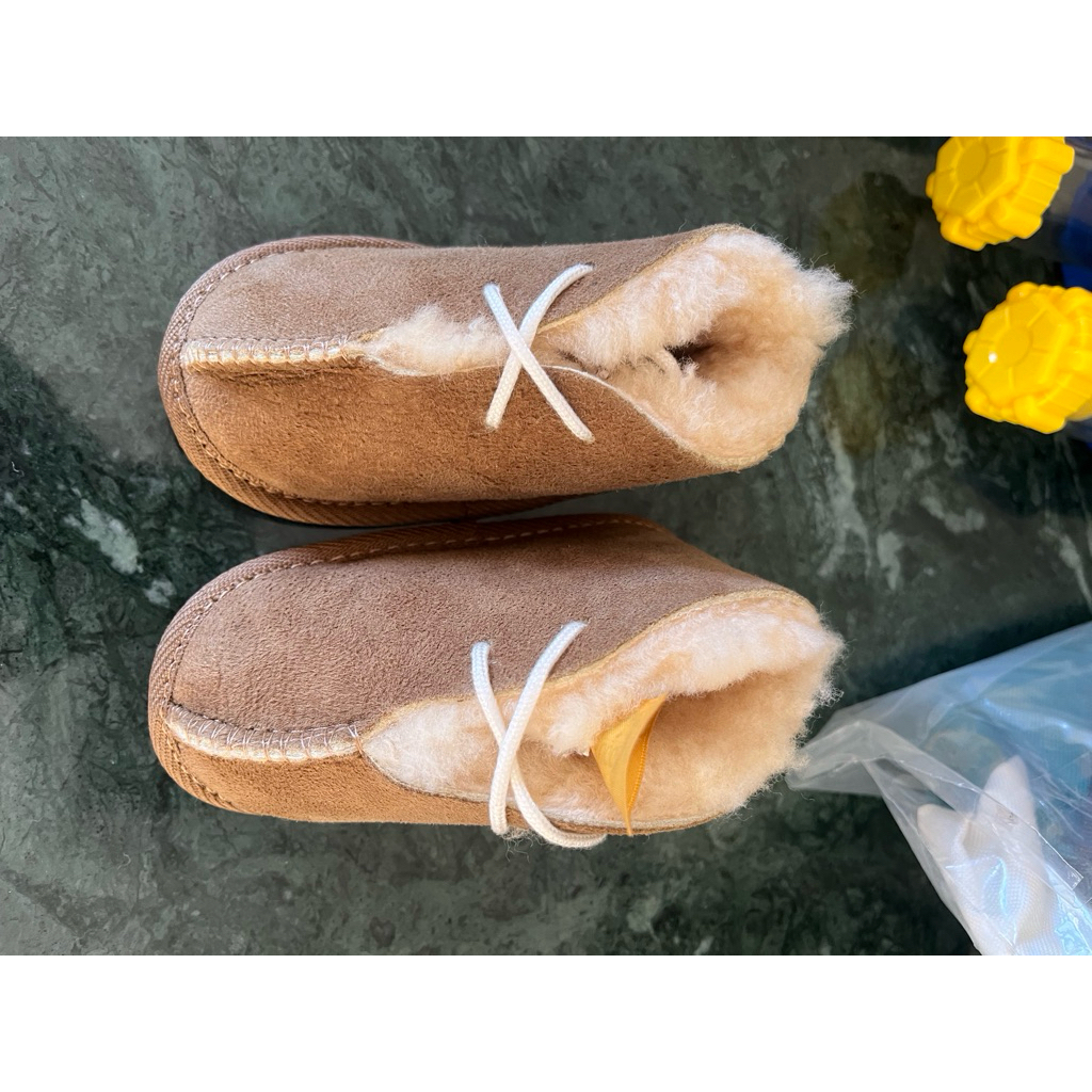 รองเท้ากันหนาวขนแกะ Infant boots UGG ของแท้มือสอง สภาพดี