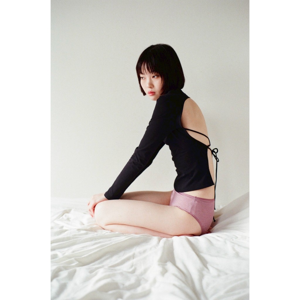 Zoe Top เสื้อยืดเปิดหลังจาก I AM I AM