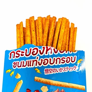 ขนมอบกรอบรูปทรงแท่ง กรอบอร่อย 23 กรัม/ซอง (12 ห่อ/24 ห่อ/48 ห่อ/72 ห่อ) มี 2 รสชาติ หม่าล่า และ หมึกย่าง เหมาะสำหรับเป็น