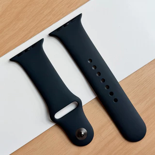 สายสั้น Black Sport Band (รุ่นใหม่ จะไม่ดำสนิทเหมือนรุ่นเก่า)มือหนึ่ง S/M มี 2 Sizeในตัวเลือกค่ะ แท้💯 ไม่มีกล่องนะคะ
