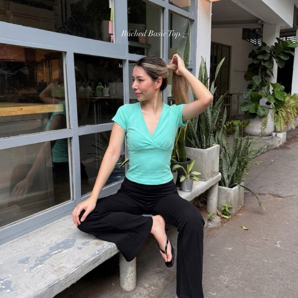 Ruched Basic Top เสื้อยืดคอวี ไขว้ แขนสั้น