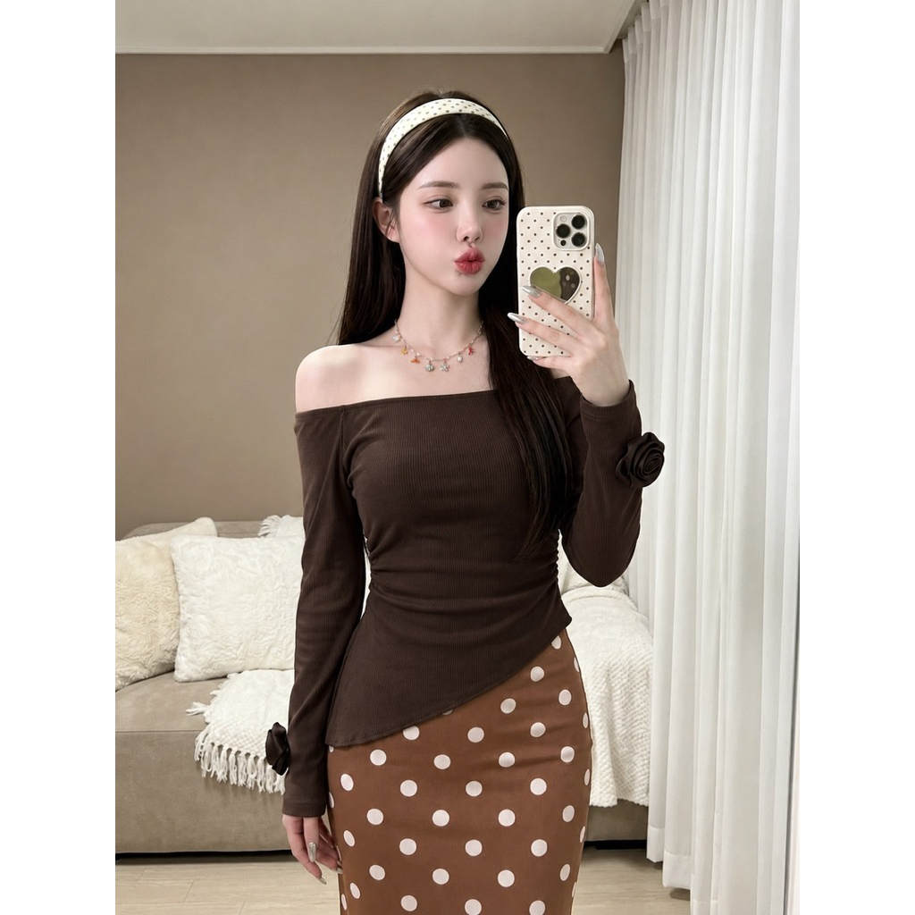 Phapassz -  เซต2ชิ้น เสื้อเปิดไหล่ สีน้ำตาลคลุมโทนแต่งกุหลาบท มาพร้อมกระโปรงยาว ลายจุด แพทเทินพอดีตัว #Thanyathep