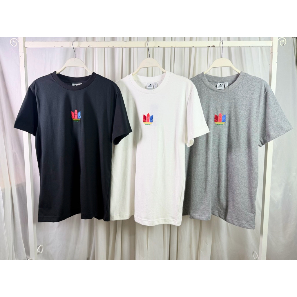 เสื้อยืดแขนสั้นทรงคอกลมสีพื้นผ้าคอนตอน ดีเทลด้านหน้ากลางอกกับคอด้านหลังเป็นงานปัก รุ่นนี้เป็นUnisex เนื้อผ้านิ่มใส่สบาย
