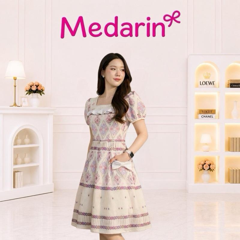 Medarin-B163 ชุดเดรสคอเหลี่ยม ระบายอก แต่งโบว์กระเป๋า 2 ข้าง กระโปรง 8 ชิ้น สีครีม