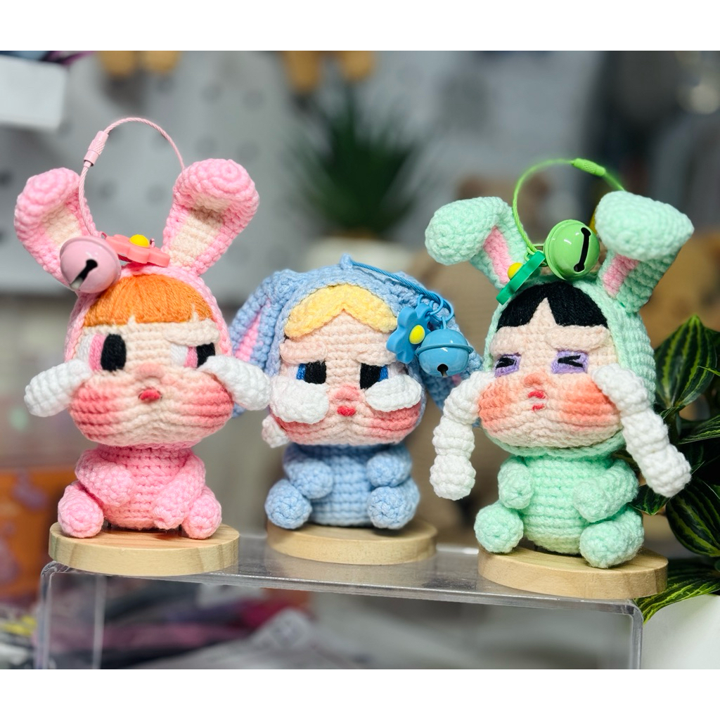 ตุ๊กตาไหมพรมโครเชต์ “cry เบบี๋” มีห่วงห้อยกระเป๋า (มีพร้อมส่ง)