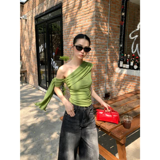 Beryl พร้อมส่ง เสื้อครอปผู้หญิง เสื้อยืดไหล่เปิด ดีไซน์ไหล่เฉียงพร้อมผ้าคล้องไหล่ ผ้ายืดนุ่มใส่สบาย