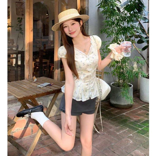 Elly พร้อมส่ง🦄เสื้อแขนสั้นคอวีลูกไม้ประดับ🦄สไตล์สาวหวาน ตัวรัดรูปร่างปลายกระโปรงบาน เหมาะใส่เที่ยวคาเฟ่และออกเดท