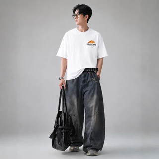 THIDAPHON เสื้อยืดแขนสั้น คอกลม เสื้อยืดผู้ชาย สีขาว สีดำ แฟชั่น พิมพ์ลาย Oversize ผ้านุ่ม ทรงหลวม ใส่สบาย ระบายอากาศ