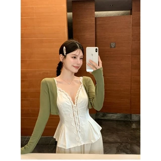 KUMI 🌸พร้อมส่ง💭 เสื้อสายลูกไม้ คอวี รัดเอวสวย 2 สี ขาว/ดำ ใส่ไปเดทได้ แฟชั่น สไตล์เกาหลี