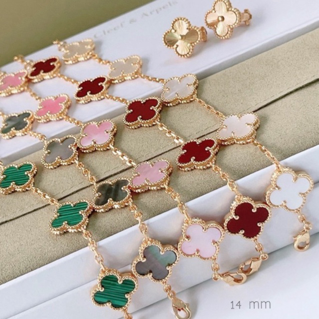 สร้อยข้อมือ VC ‼️ ก่อนสั่งรบกวนทักมาเชคสตอคก่อนนะคะ