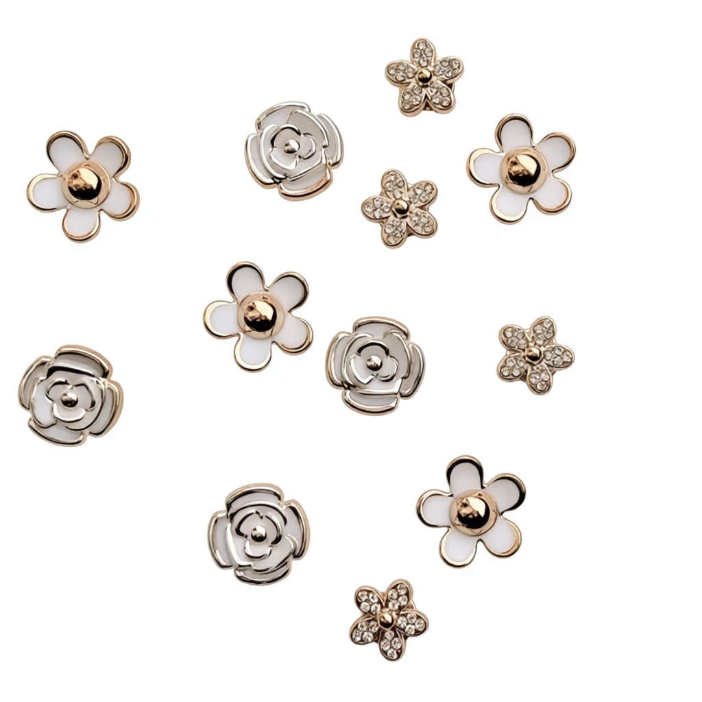 ชุดน่ารักหรูหรา 12PCS สำหรับรองเท้า CoS ดอกไม้ Camellia สีดำสีขาวพร้อมเสน่ห์ผีเสื้อ