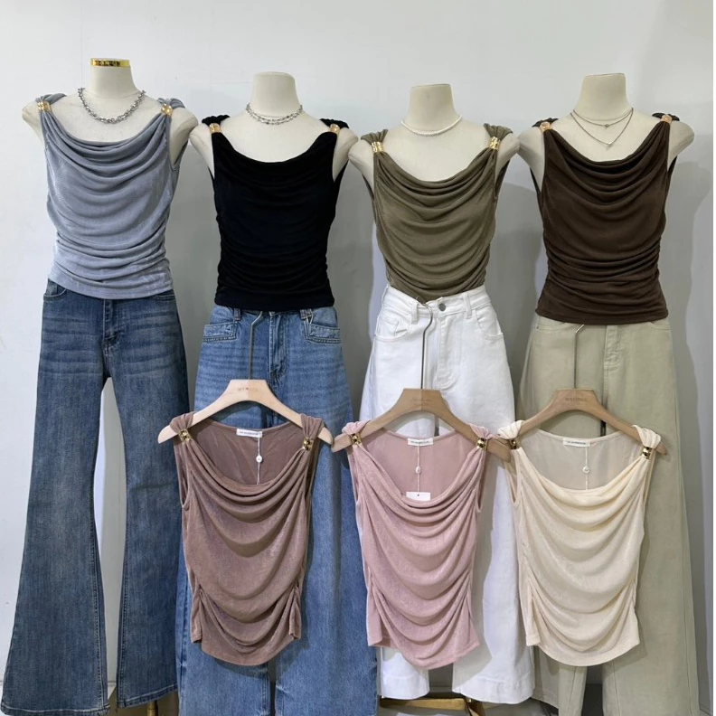 M2212 เสื้อคอถ่วงจับจีบหน้าสวยๆ ช่วยพรางหุ่นให้ดูเพรียว มาพร้อมดีเทลแต่งอะไหล่ทองที่สายช่วยเพิ่มความหรูหรา