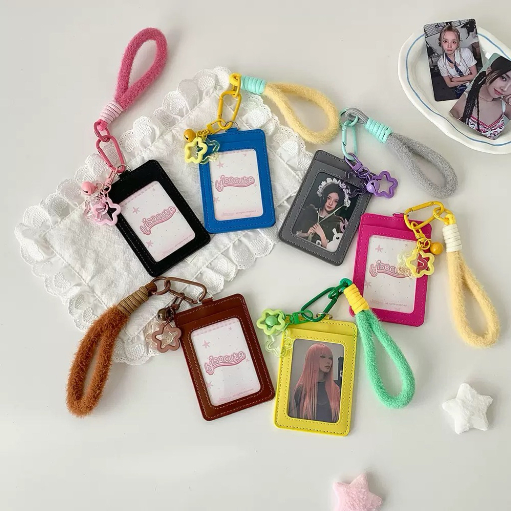 สินค้าพร้อมส่ง ที่ใส่บัตร Lovely แบบมีช่องสำหรับการ์ดสองช่อง และฝาปิดPUสำหรับปกป้องภาพถ่าย รวมที่ใส่บัตรและสายคล้องเล็กๆ
