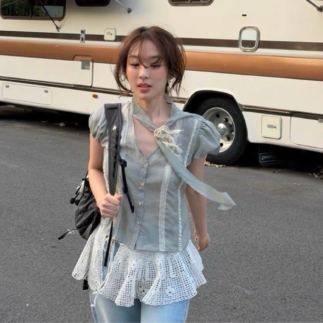 เสื้อเชิ๊ตเกาหลีผูกโบว์คอแต่งลูกไม้ ผ้าผสมลินิน Puff  Lace Trim Tie-Neck Blouse 🇰🇷 พรี 15 วัน (koreamoods)