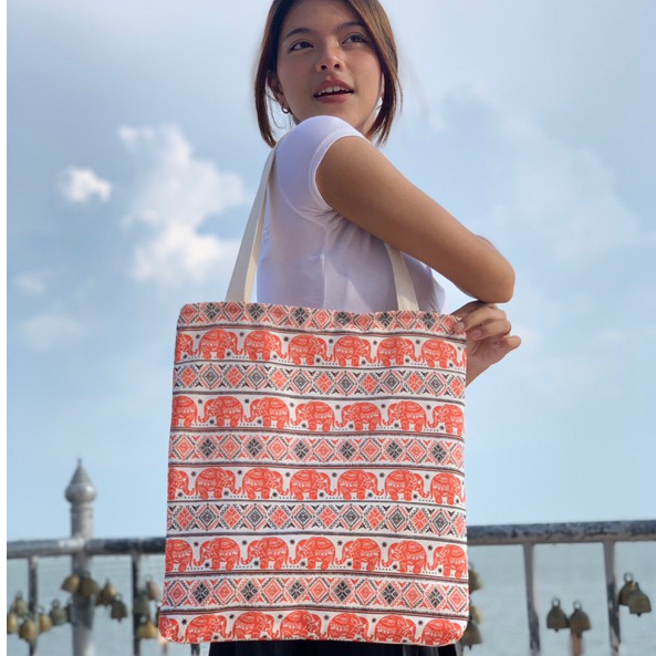 ส่ง2ชิ้น ขึ้นไป 🇹🇭กระเป๋าผ้าลายช้างใบใหญ่ มีซิปสะพายไหล่📌แถมใส่เหรียญลายช้างทุกใบ ใส่ไอแพด(ipad),แท็บเล็ต(tablet) ของฝาก