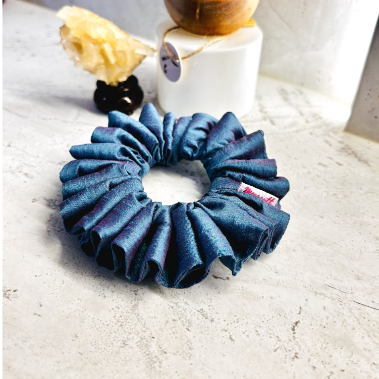 ยางมัดผมผ้าไหมไทย ยางมัดผม Classic and Elegant Silk Scrunchies น้ำหนักเบา นุ่มนวล