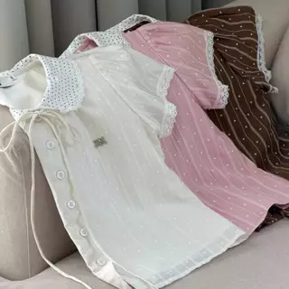 SISSY : Polkadot เสื้อคอบัวแต่งขอบลูกไม้ (XS-XXL) ผูกโบว์ได้ กระดุมหน้าใช้งานได้จริง