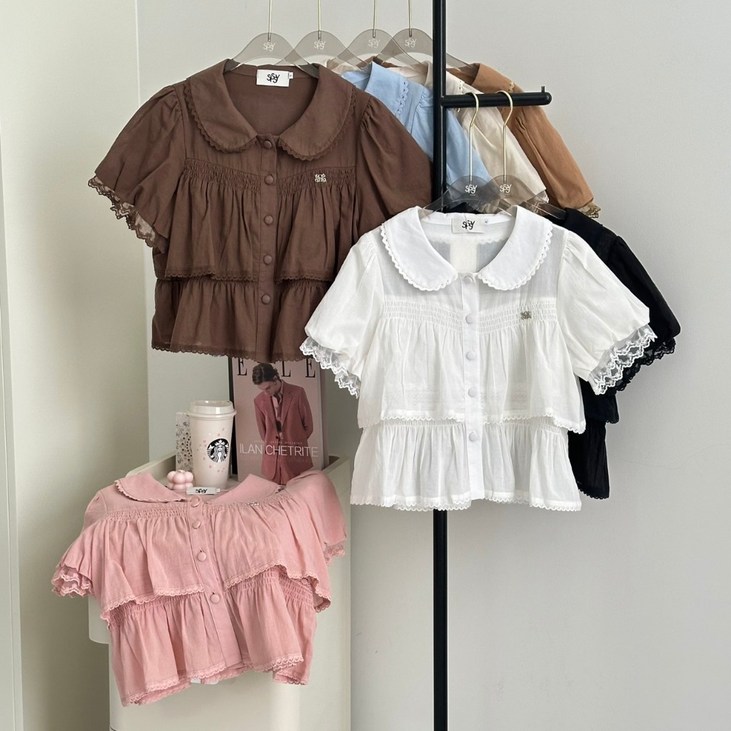 SISSY : เสื้อคอบัวแขนตุ๊กตาแต่งขอบลูกไม้ชายระบาย 2 ชั้น (S-XXL)  ผ้าลินิน เนื้อผ้านุ่มเบาใส่สบาย ให้ลุคน่ารัก